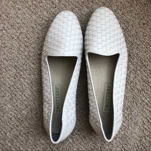 NWOT White Trotters woven loafers